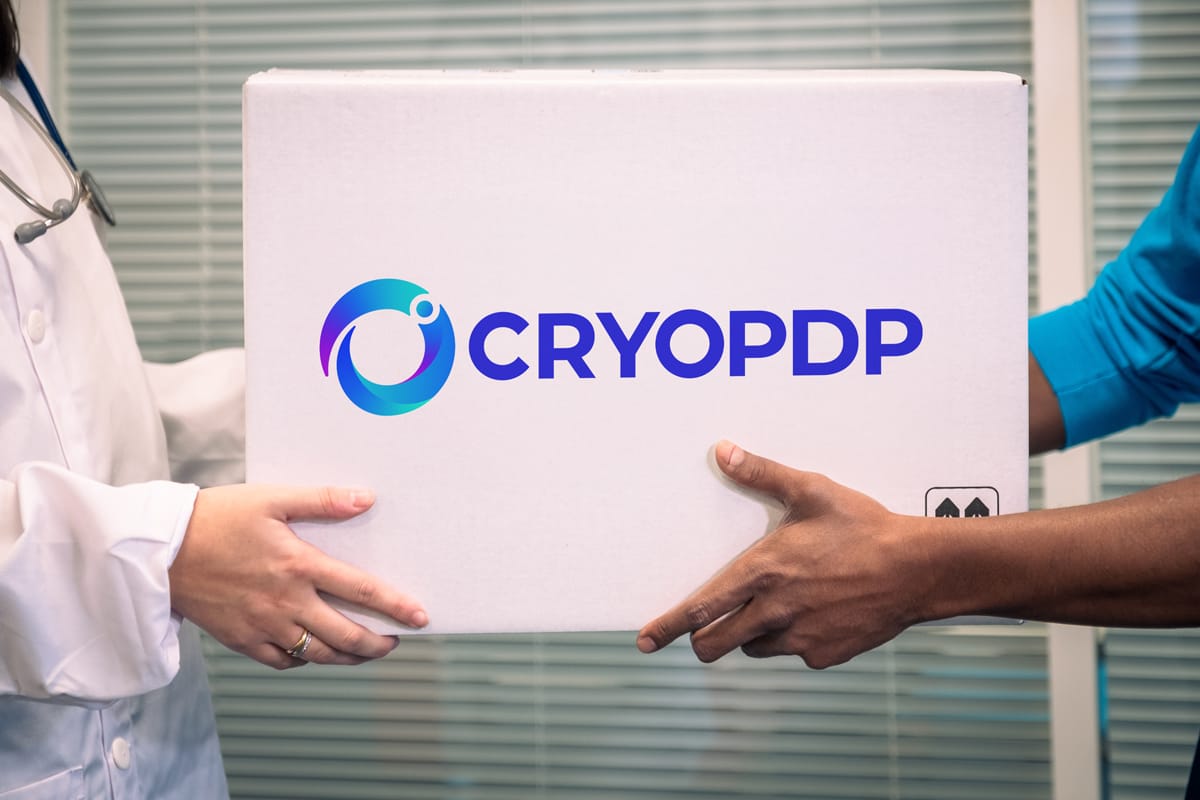 Obraz przedstawiający logo CRYOPDP na pudełku z ramionami lekarza i dostawcy, symbolizujący współpracę w logistyce opieki zdrowotnej.