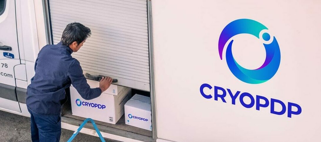 Image représentant un livreur, le logo du CRYOPDP et une camionnette de livraison symbolisant l'efficacité de la logistique des soins de santé.