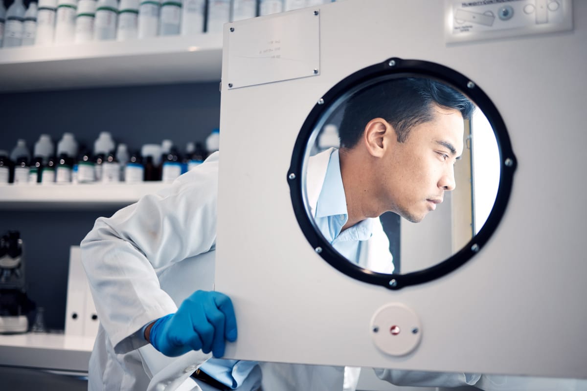 CRYOPDP - Specialised Biological Samples Logistics, Lab Researcher in Gloves and Lab Coat
