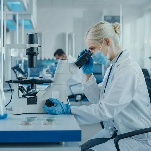 CRYOPDP Lab Technicians: Expert Team in Action