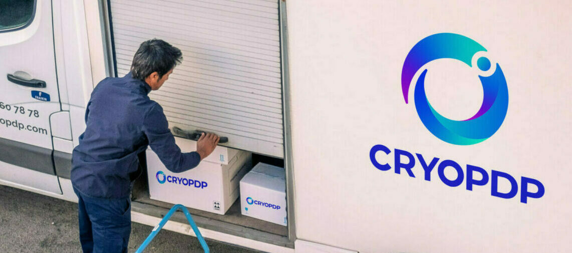 Obraz przedstawiający dostawcę, logo CRYOPDP i samochód dostawczy symbolizujący wydajną logistykę opieki zdrowotnej.