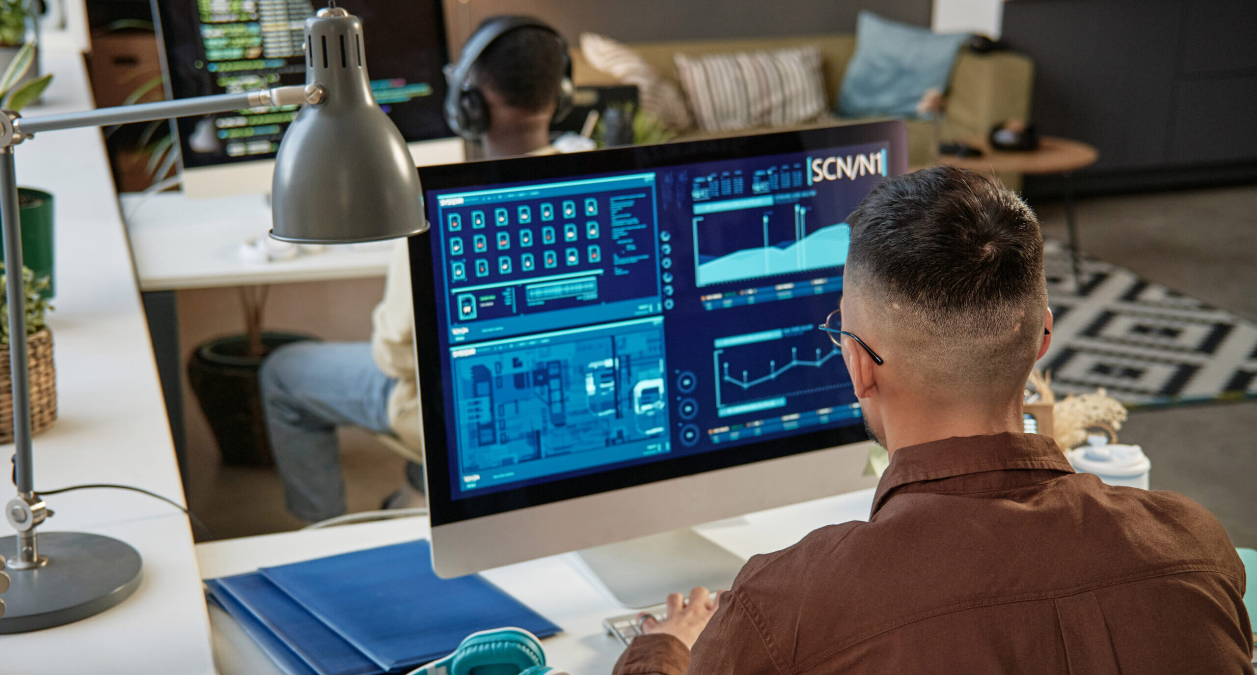 Professional tracking logistics performance on screen, reflecting control behind CRYOPDP’s Bulk and Heavyweight Solution