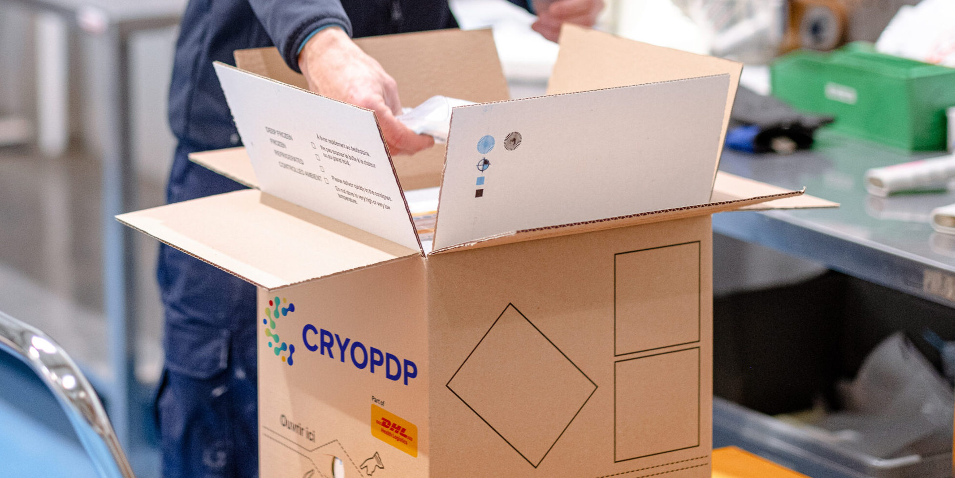 logistics solutions - Person preparing a CRYOPDP box for shipment